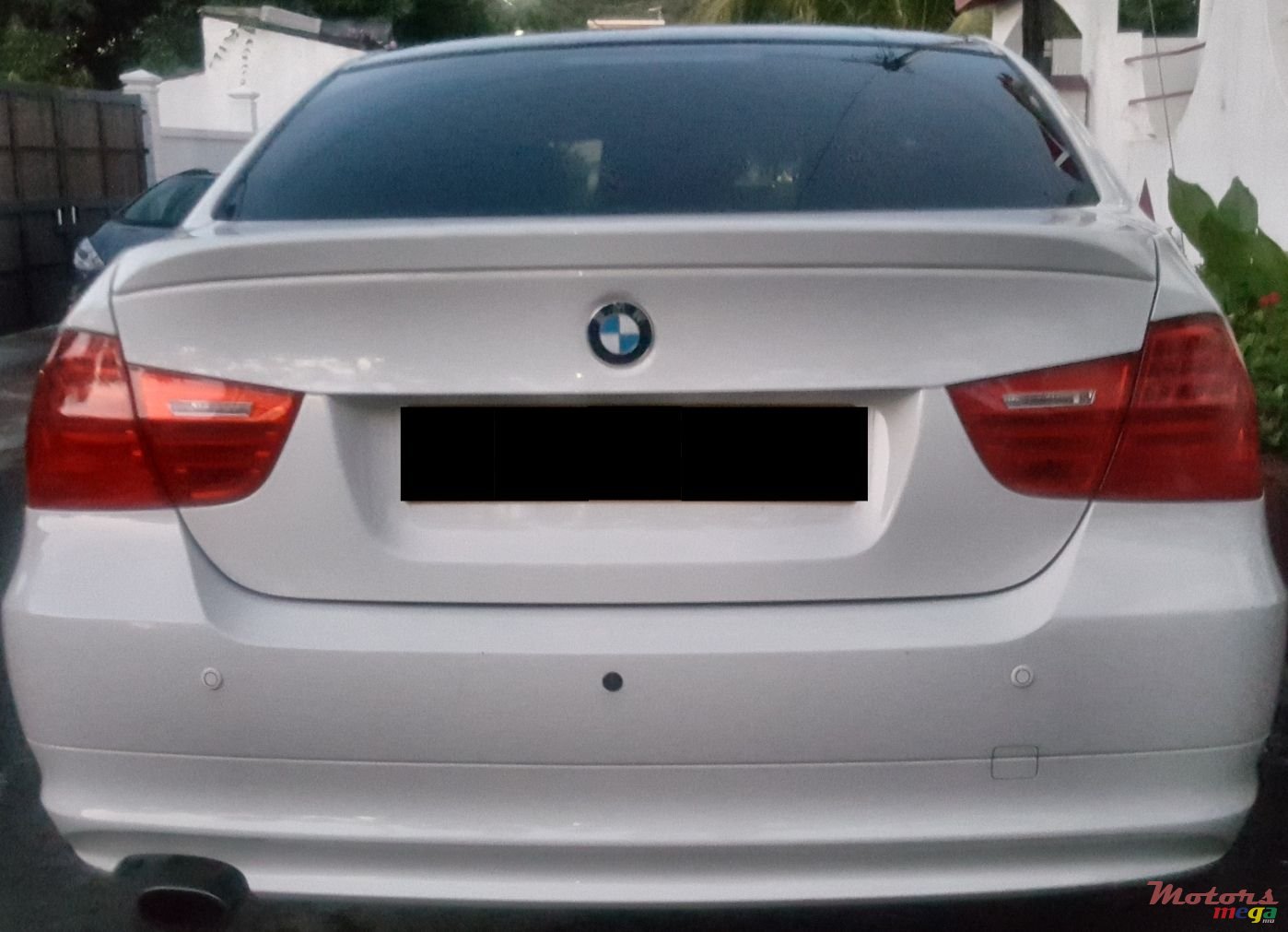 2010' BMW 3 Series Sedan photo #2