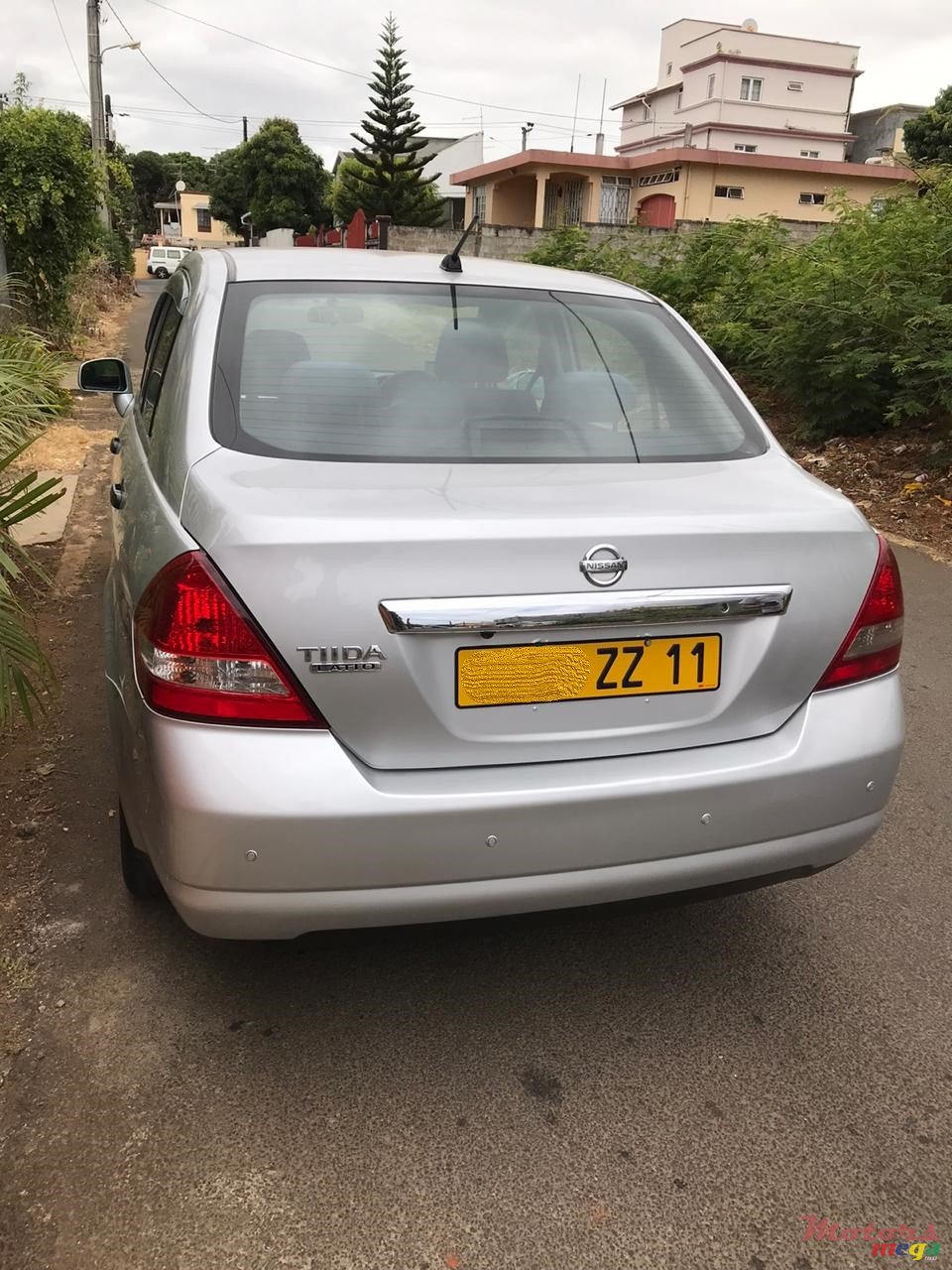 2011' Nissan Tiida photo #2