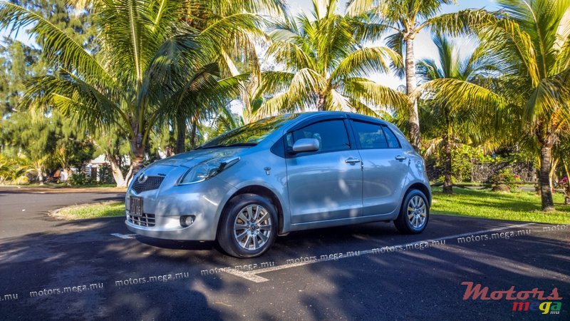 2006' Toyota Vitz photo #1