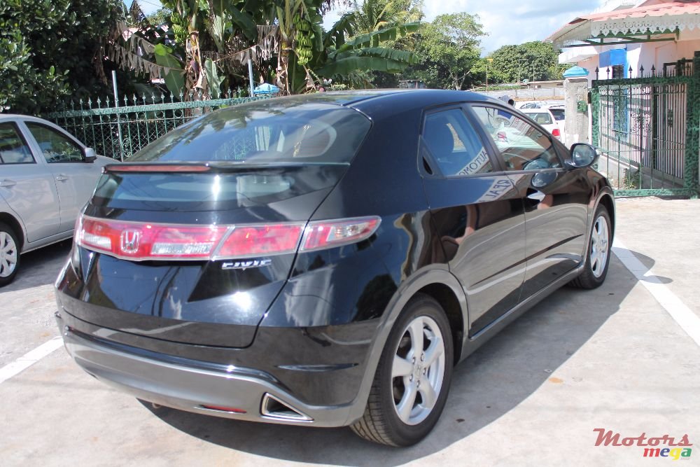 2010' Honda Civic HACTHBACK photo #2