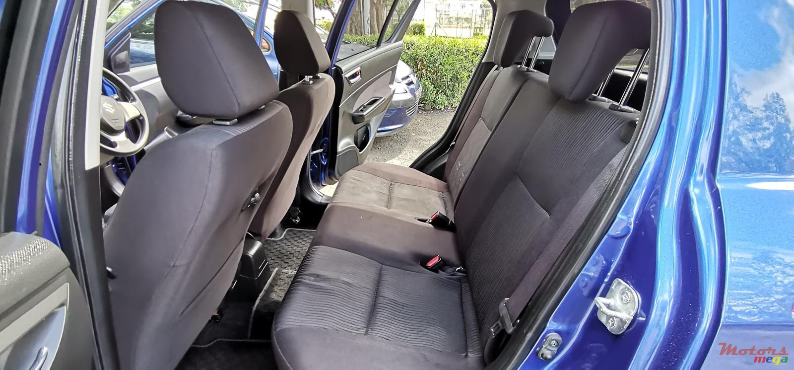 2011' Suzuki Swift photo #7