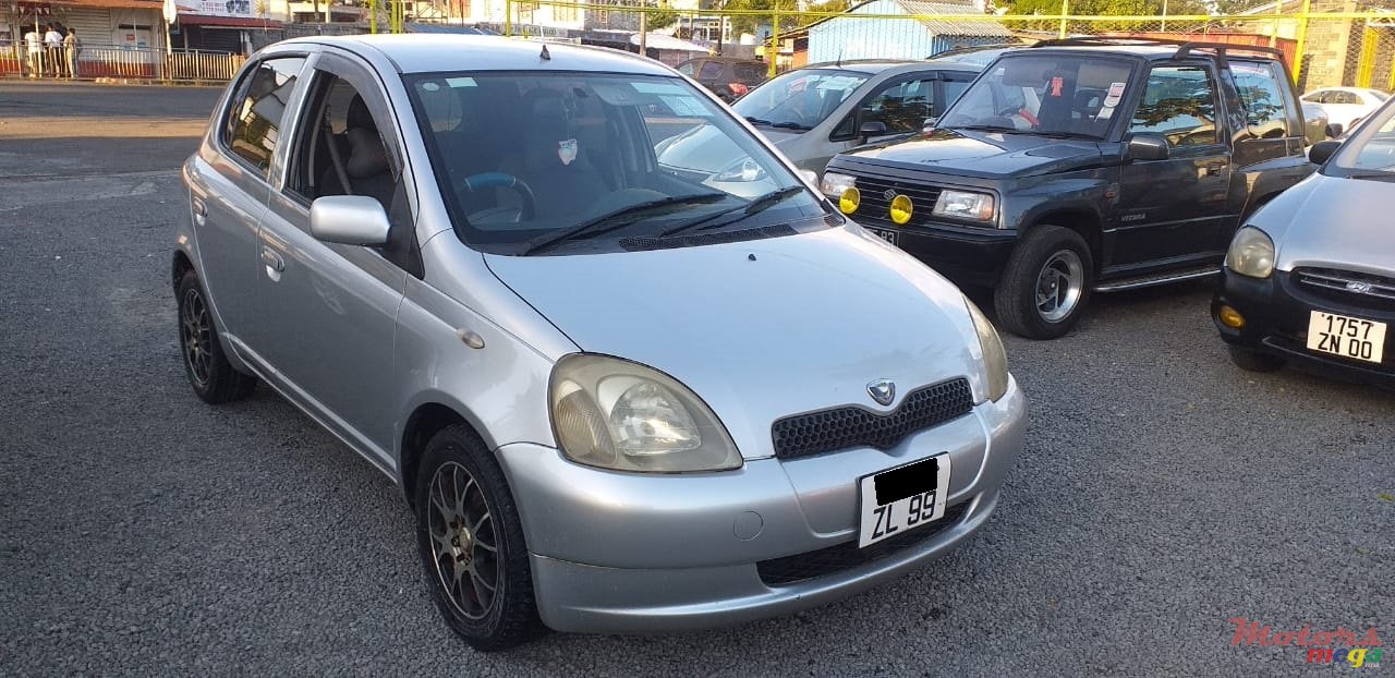 1999' Toyota Vitz photo #1