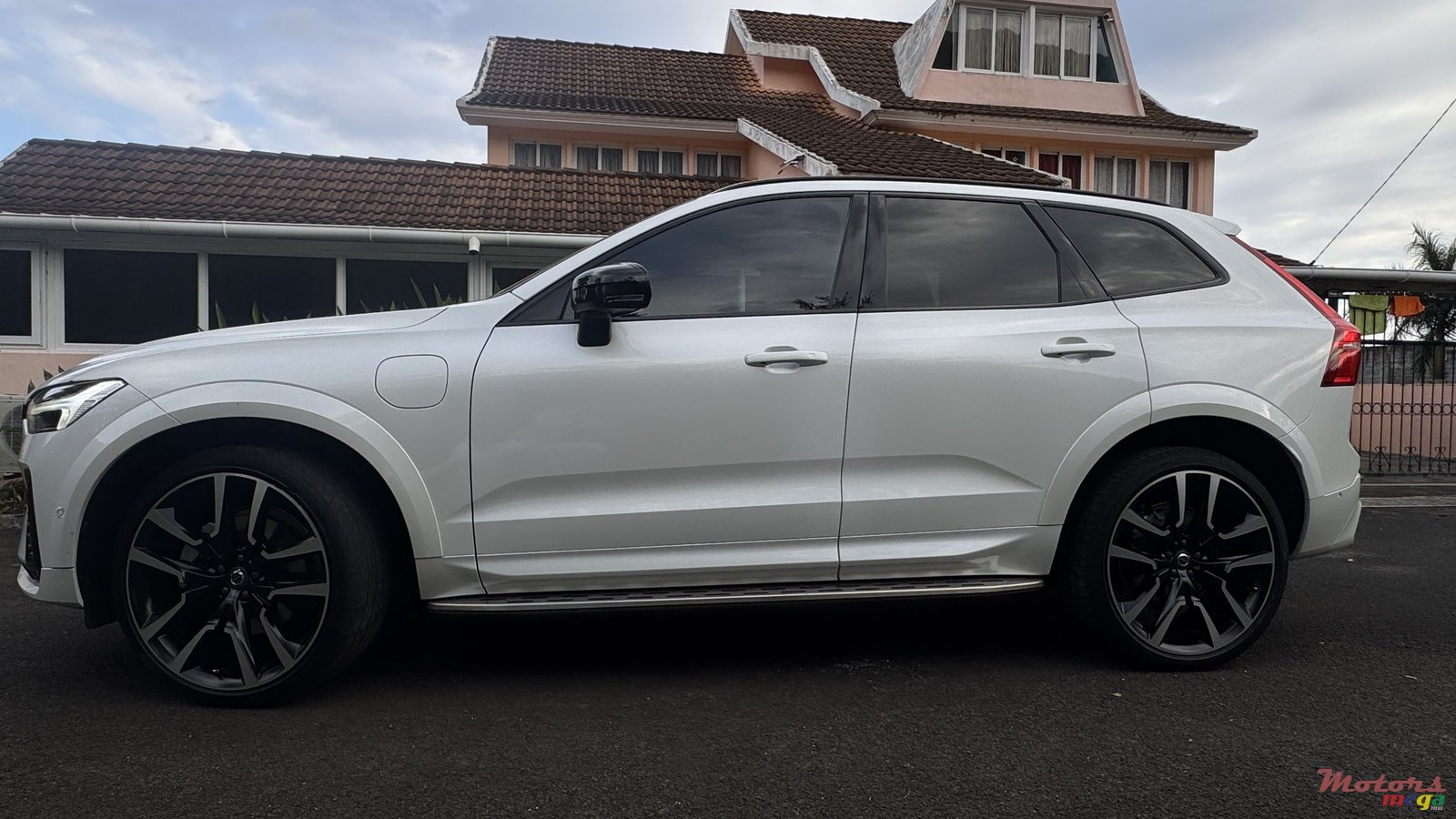 2023' Volvo XC60 Ultimate Dark T8 photo #4