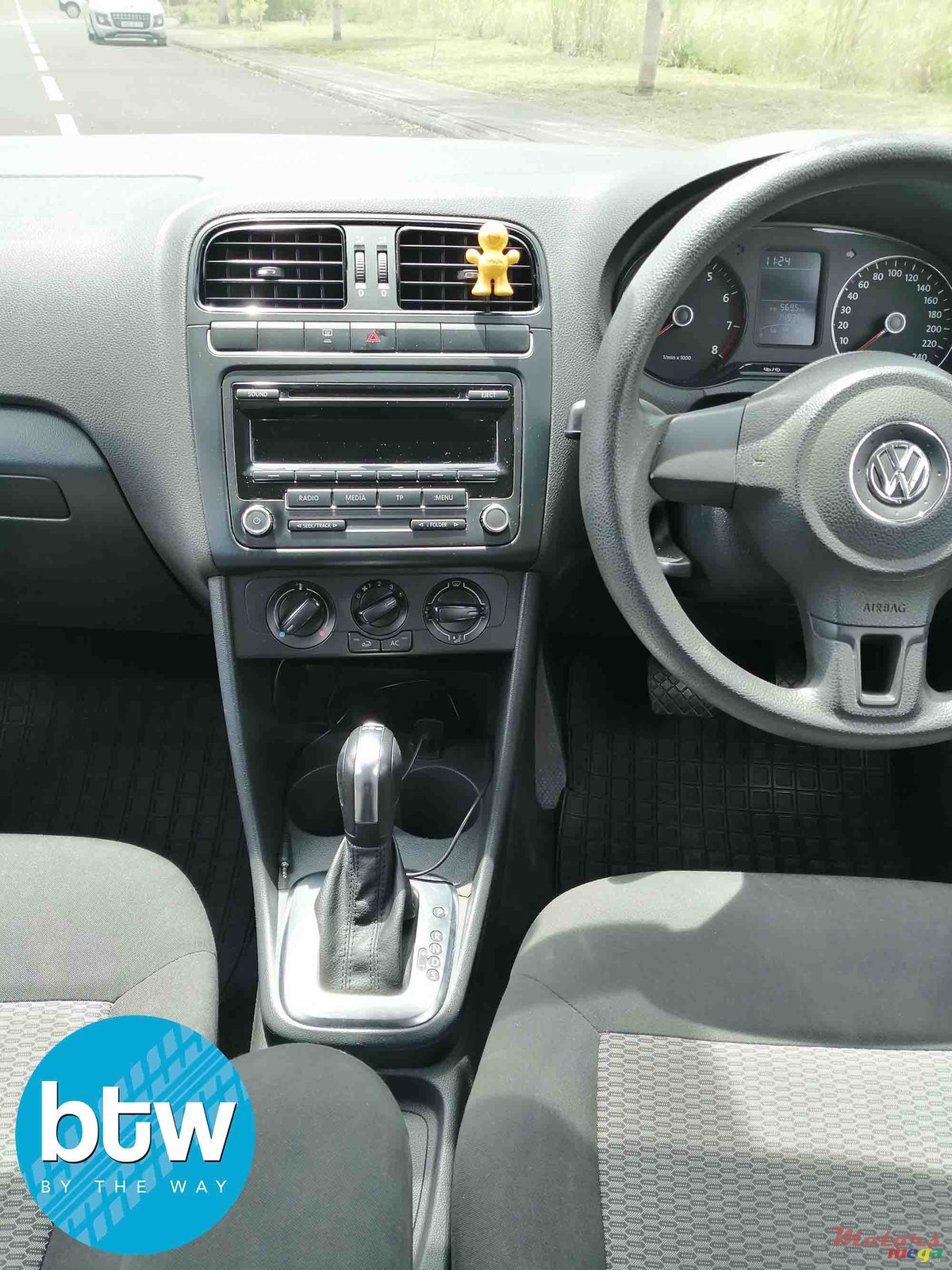 2014' Volkswagen Polo photo #6