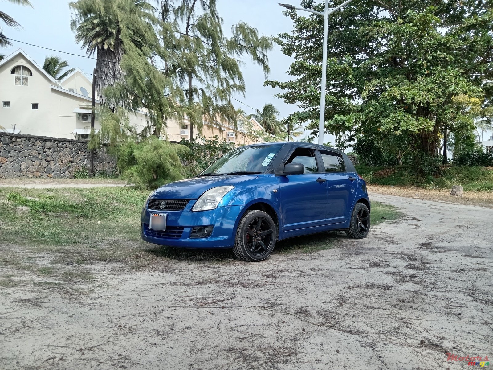 2010' Suzuki Swift photo #3
