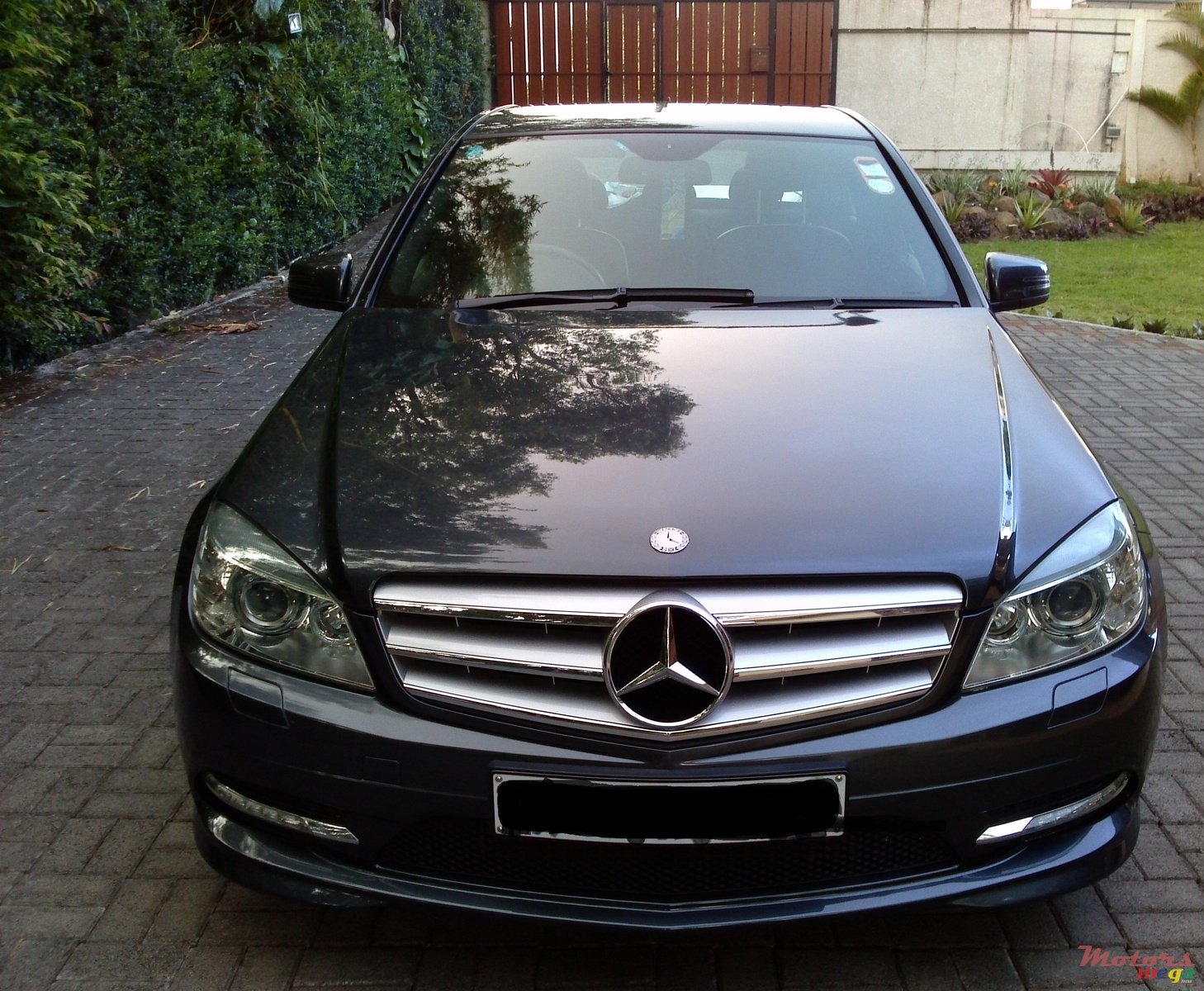 2011' Mercedes-Benz C-Class photo #2