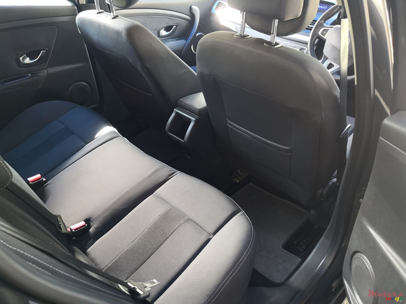 2011' Renault Megane photo #2