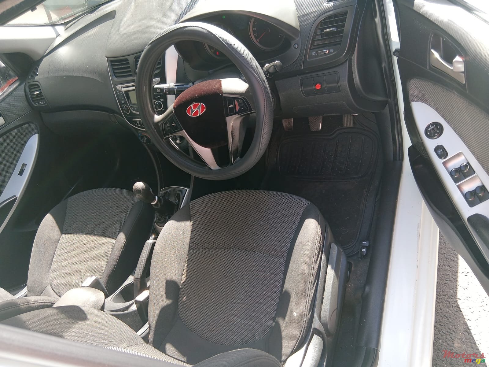 2012' Hyundai Accent photo #2