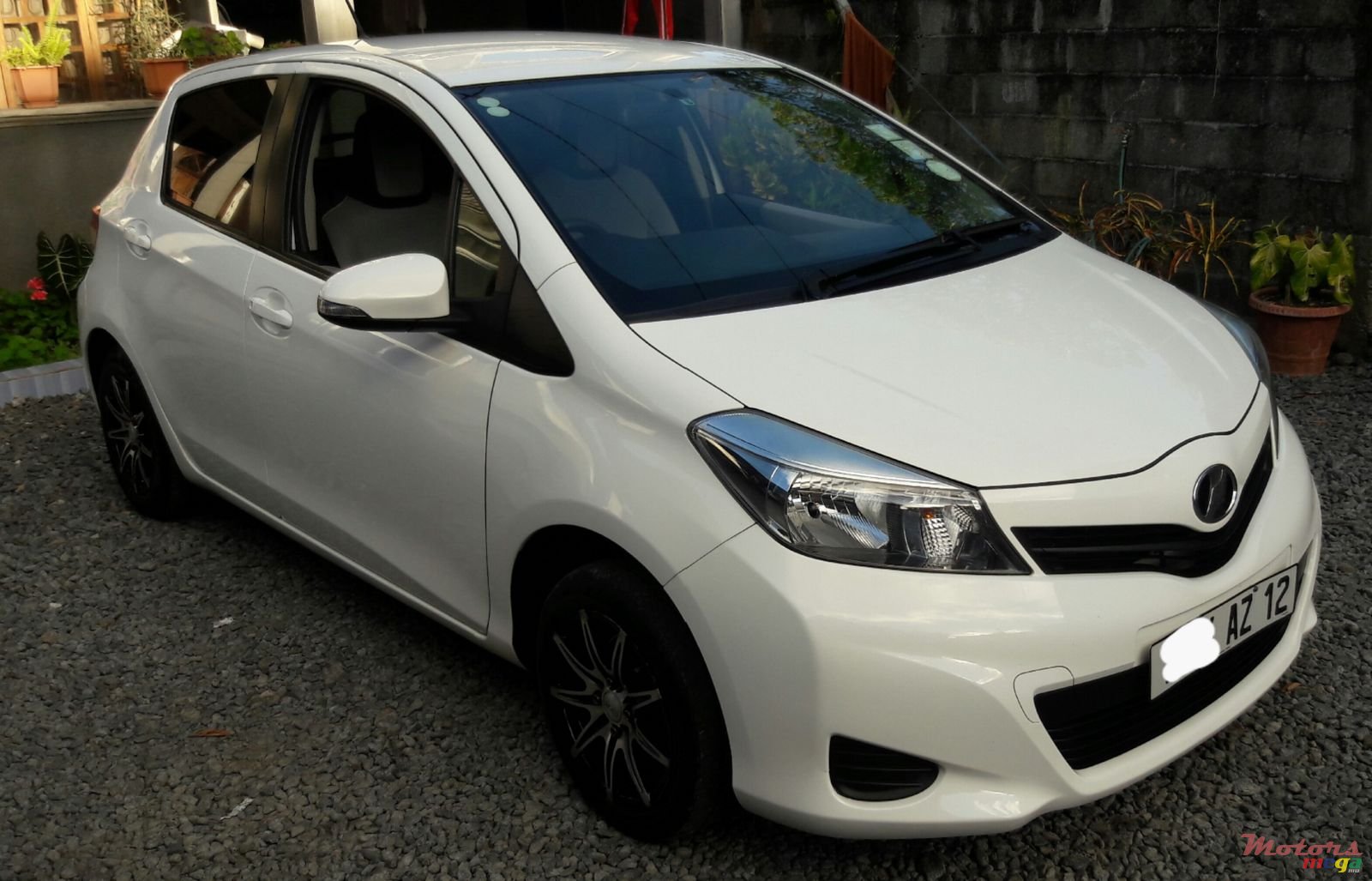 2012' Toyota Vitz photo #2