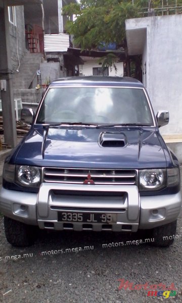 1999' Mitsubishi Pajero photo #1