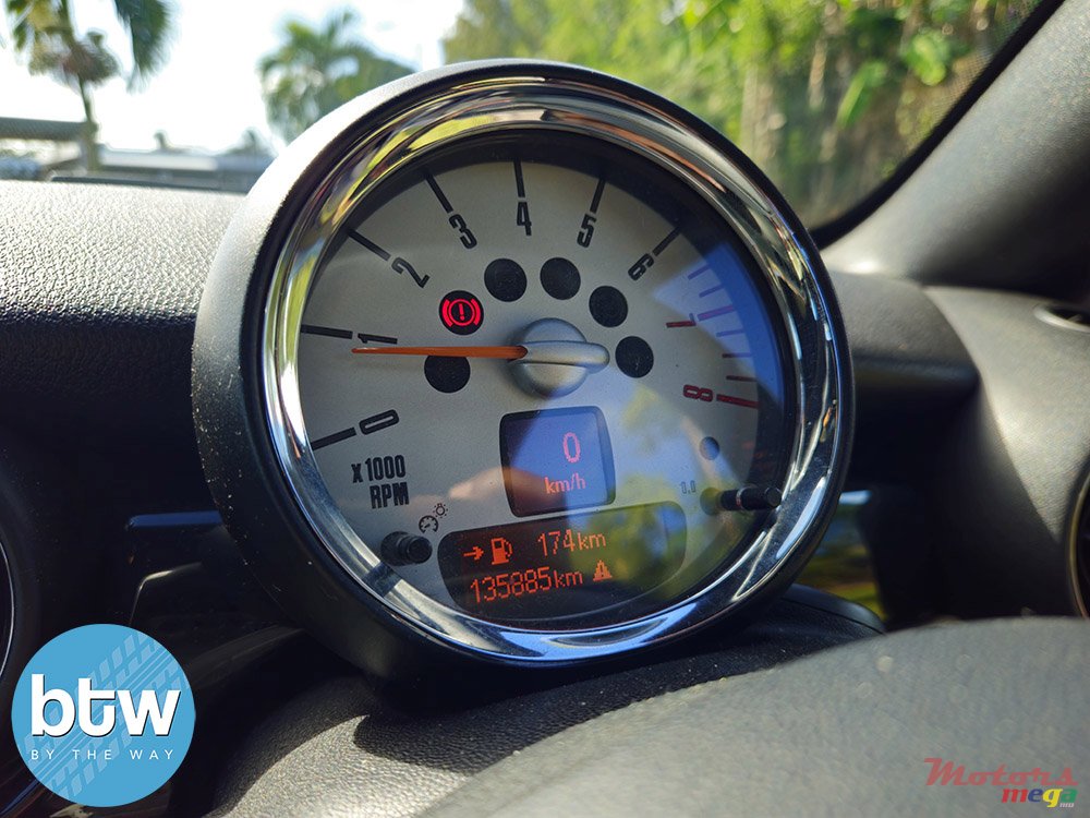 2013' MINI Cooper photo #7