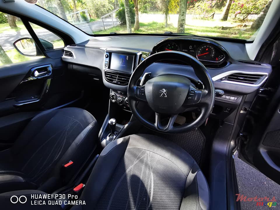 2014' Peugeot 208 1.4 HDI photo #6