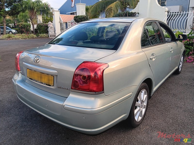 2004' Toyota Avensis photo #1