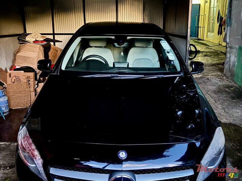 2013' Mercedes-Benz A 200 photo #2