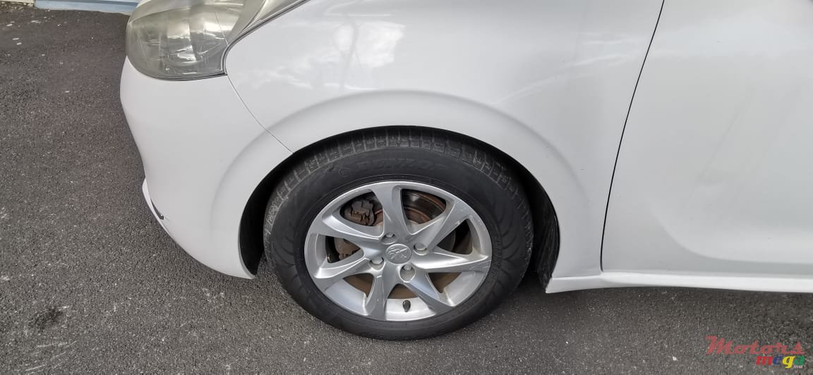 2013' Peugeot 208 photo #6