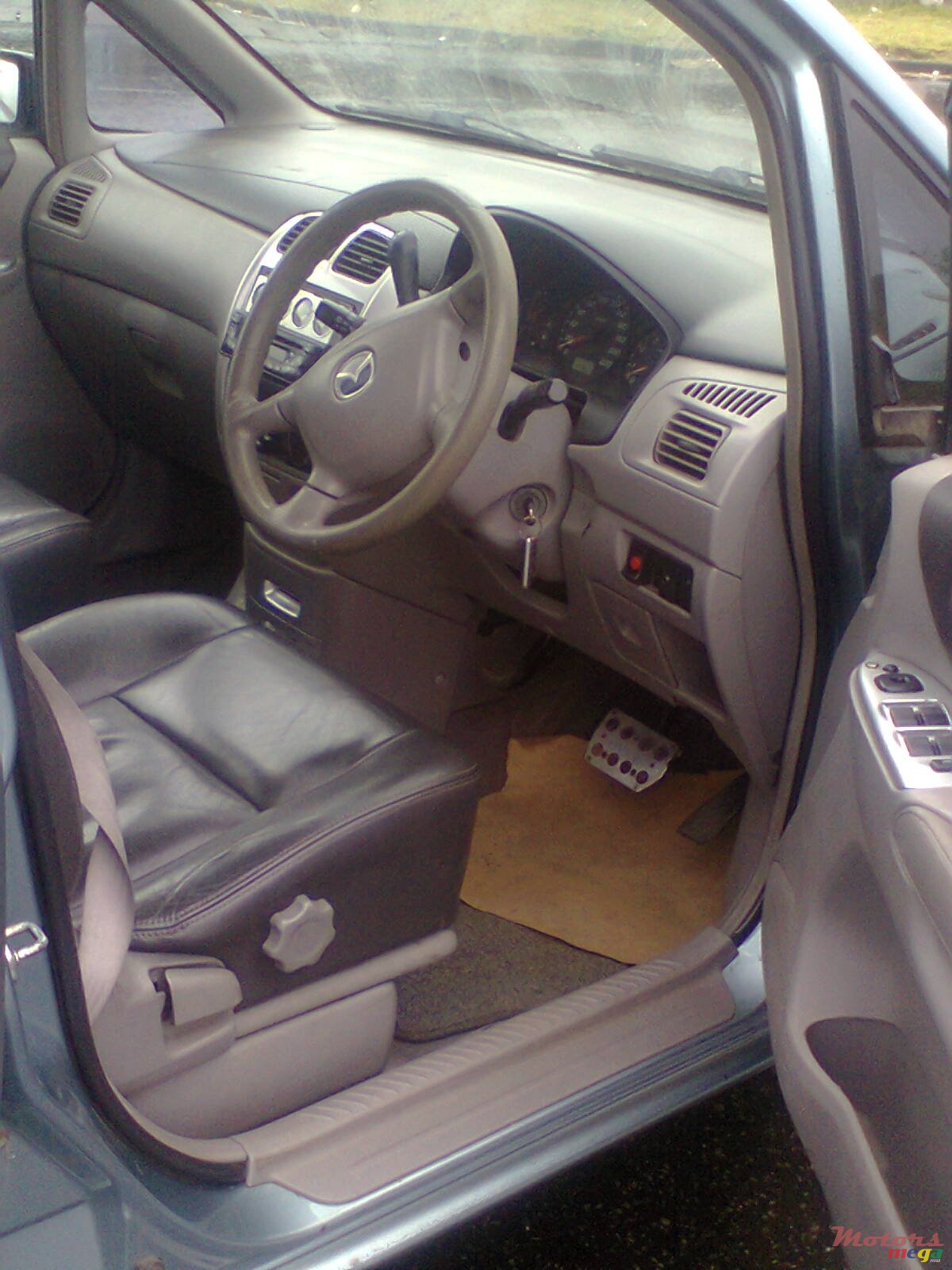 2002' Mazda Premacy photo #2