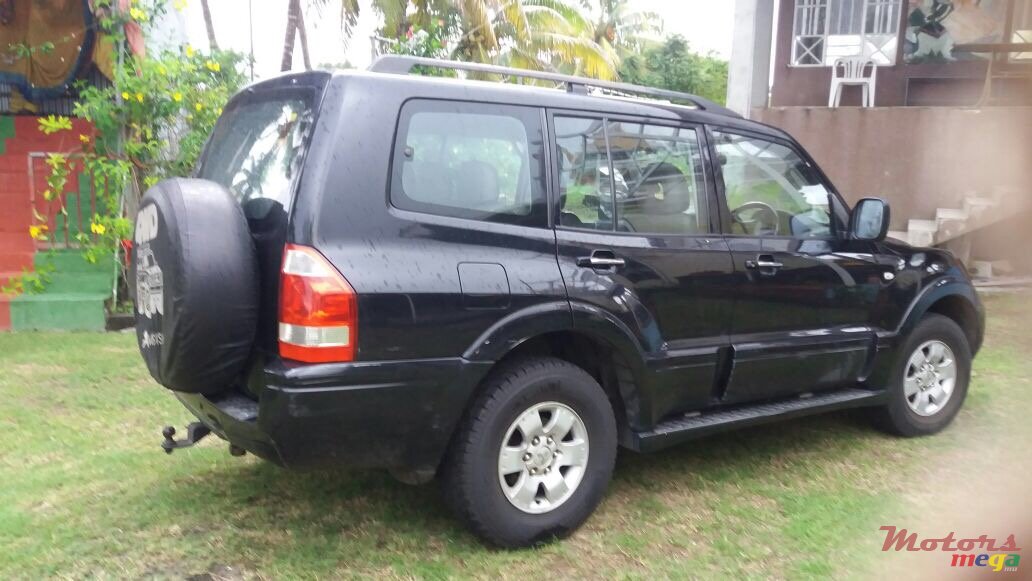 2006' Mitsubishi Pajero photo #1