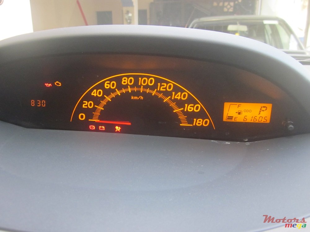 2010' Toyota Vitz photo #6