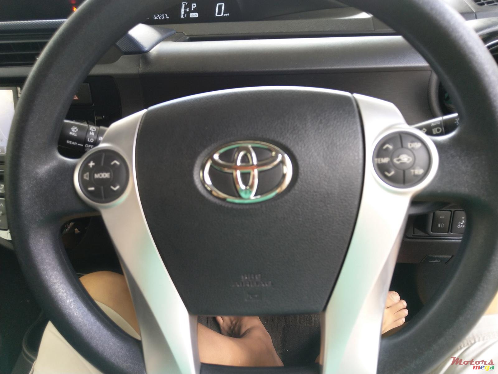 2015' Toyota Aqua photo #2