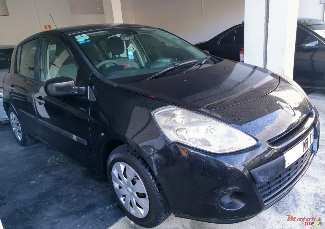 2011' Renault Clio photo #3