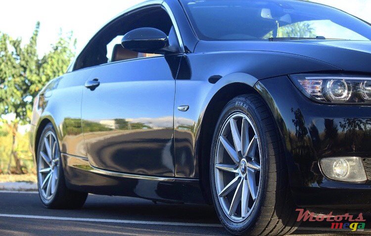 2009' BMW 3 Series Convertible photo #2