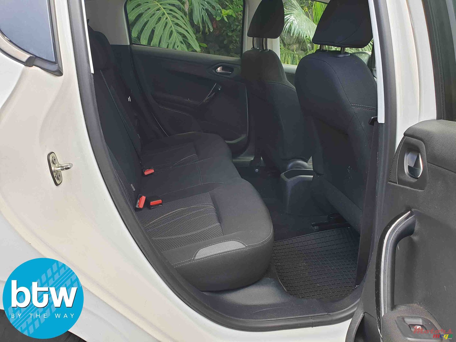 2015' Peugeot 208 eHDI Active photo #3