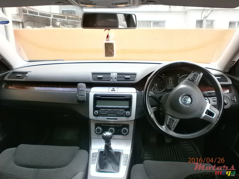 2011' Volkswagen Passat photo #4