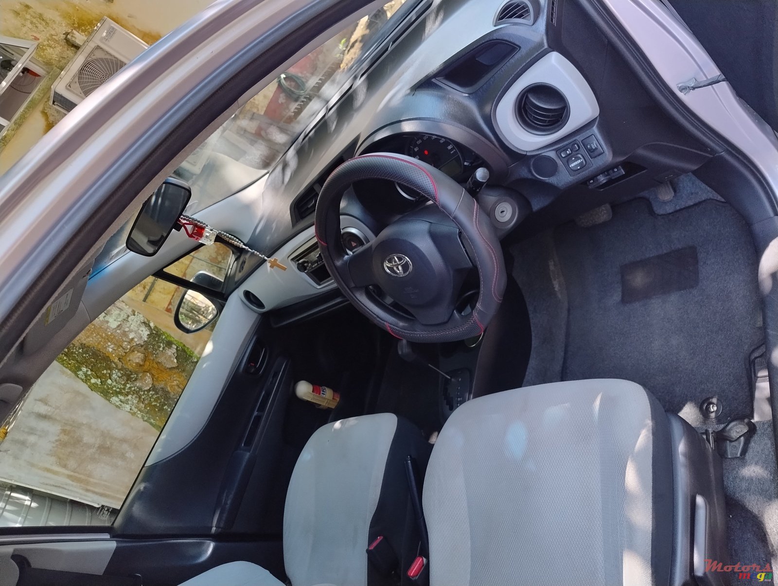 2012' Toyota Vitz photo #2