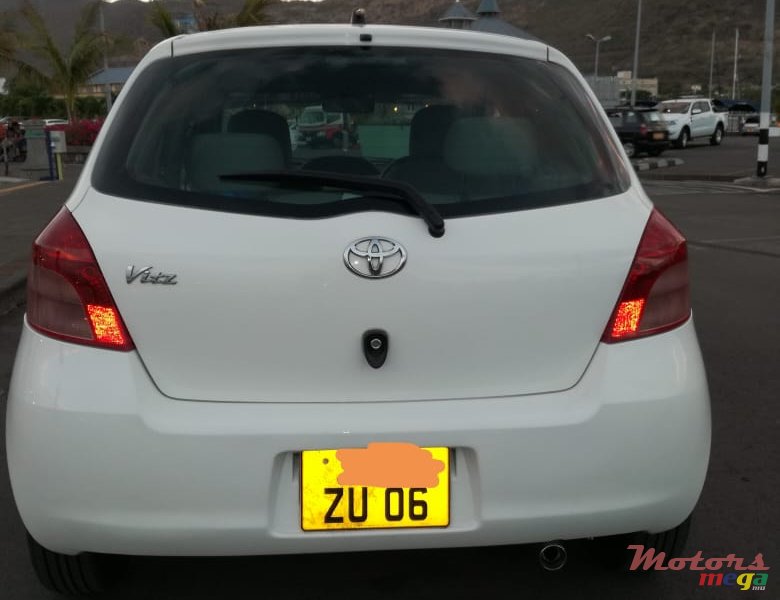 2006' Toyota Vitz photo #3