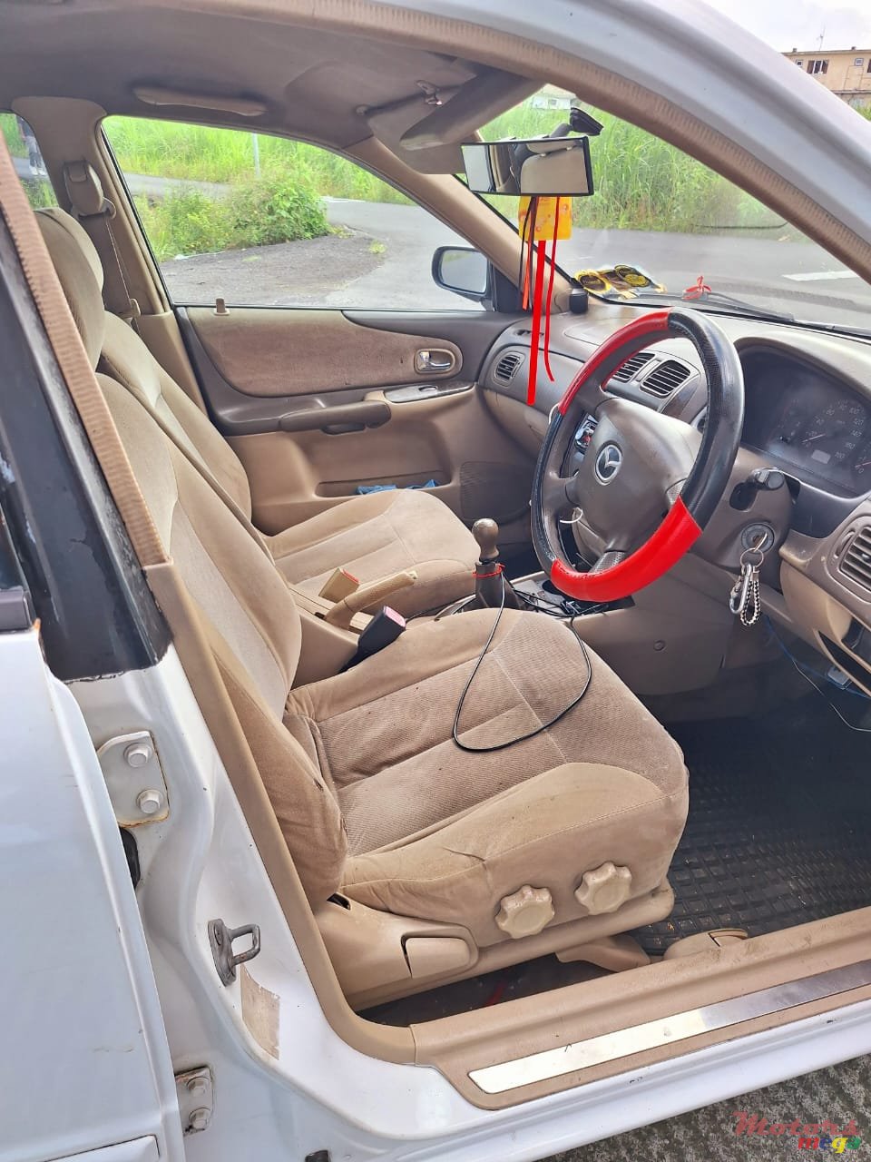 2002' Mazda 323 photo #2