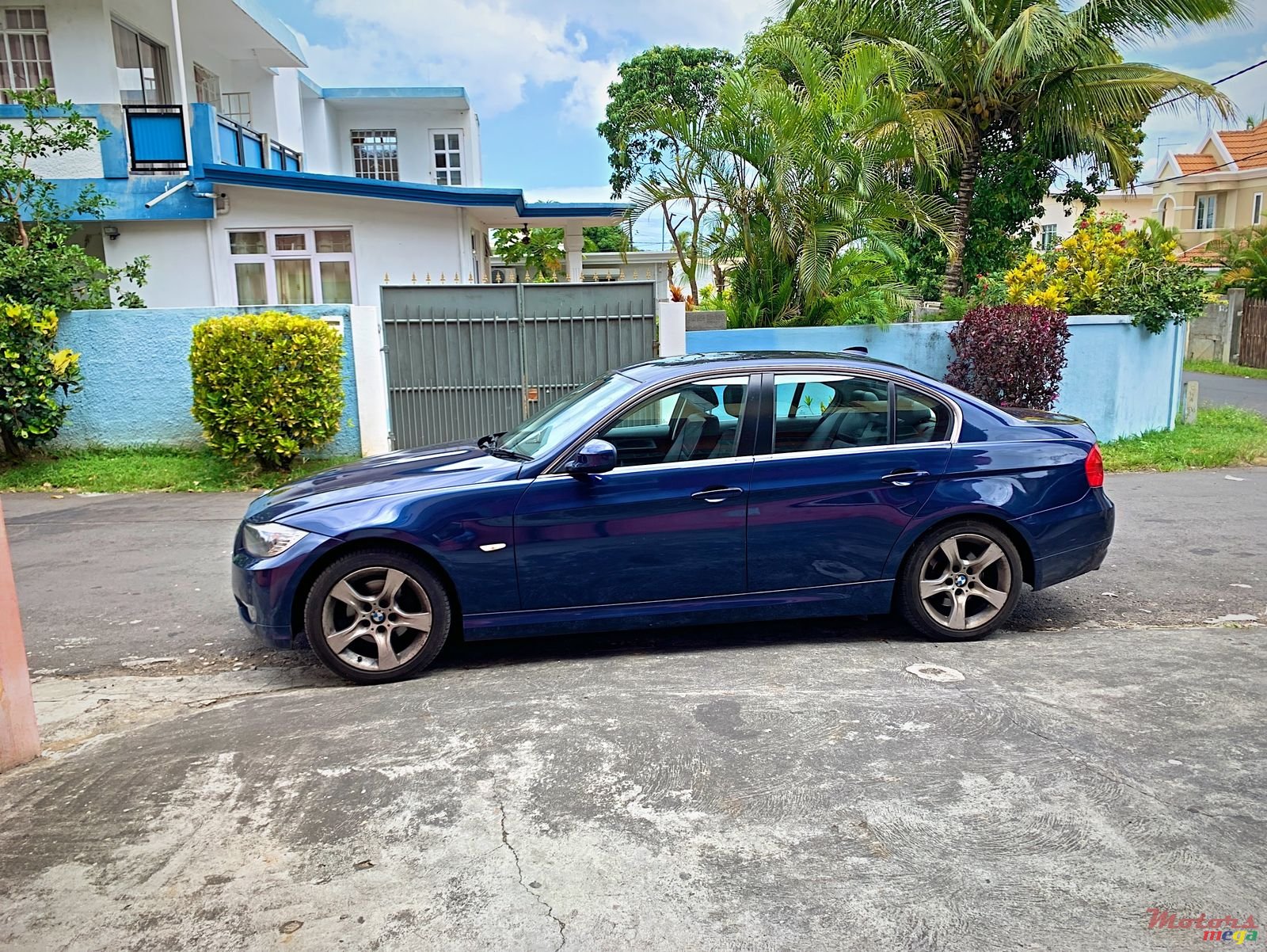 2011' BMW 3 Series photo #3