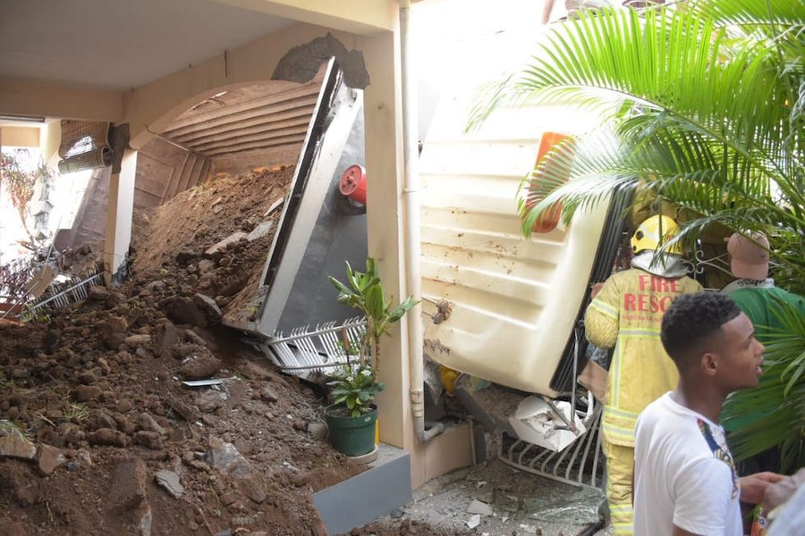 Tranquebar: les travaux pour enlever le camion renversé chez la famille Attiave débutent