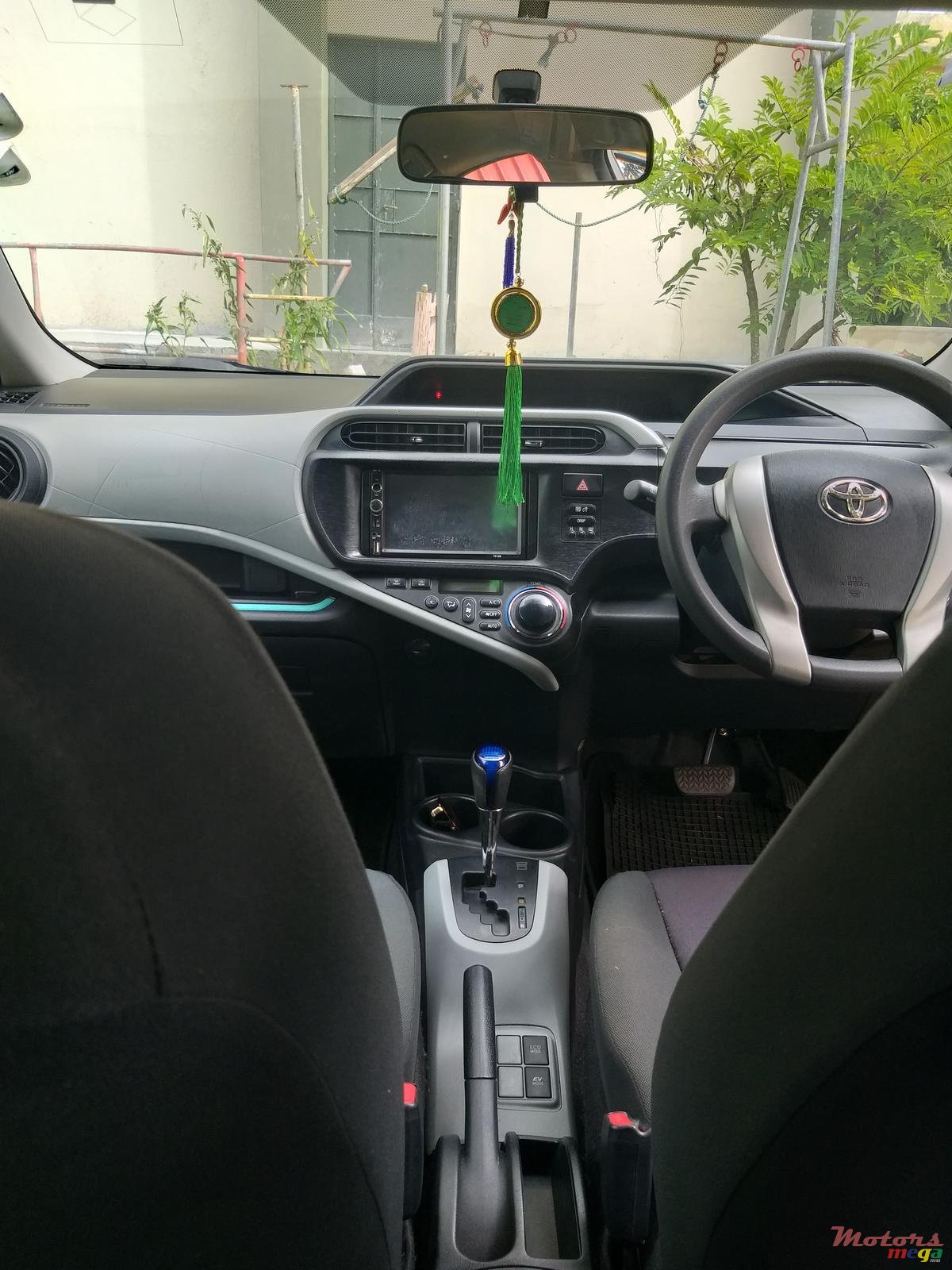 2012' Toyota Aqua photo #3