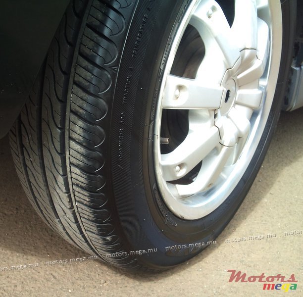 2000' Nissan photo #2