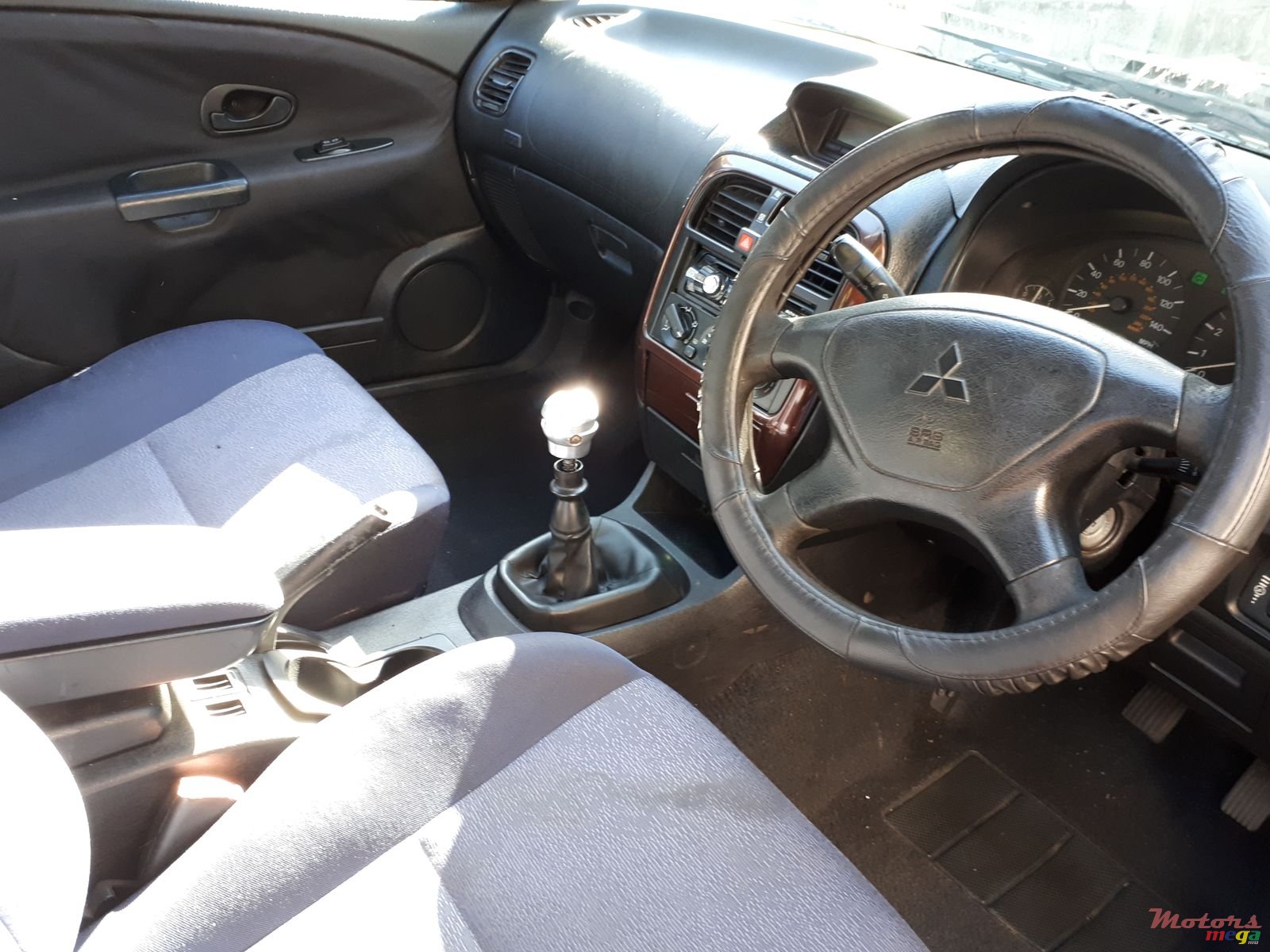 2002' Mitsubishi Carisma photo #1