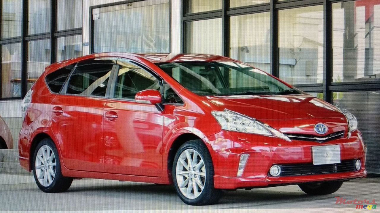 2015' Toyota Prius v photo #1