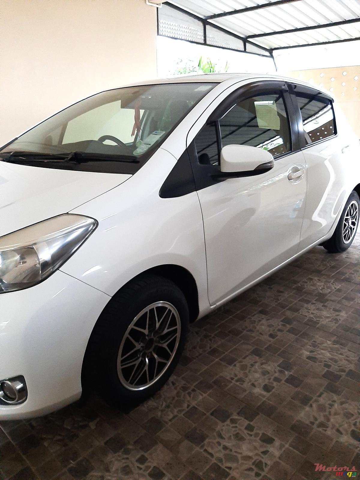 2011' Toyota Vitz photo #3