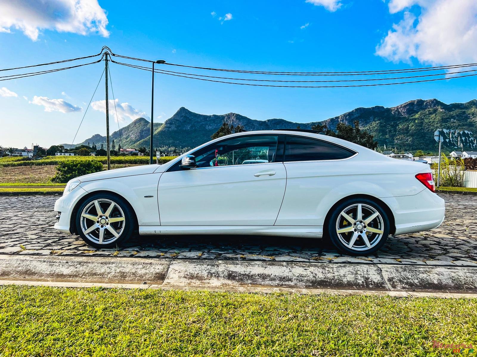 2012' Mercedes-Benz C-Class C250 Coupe photo #3