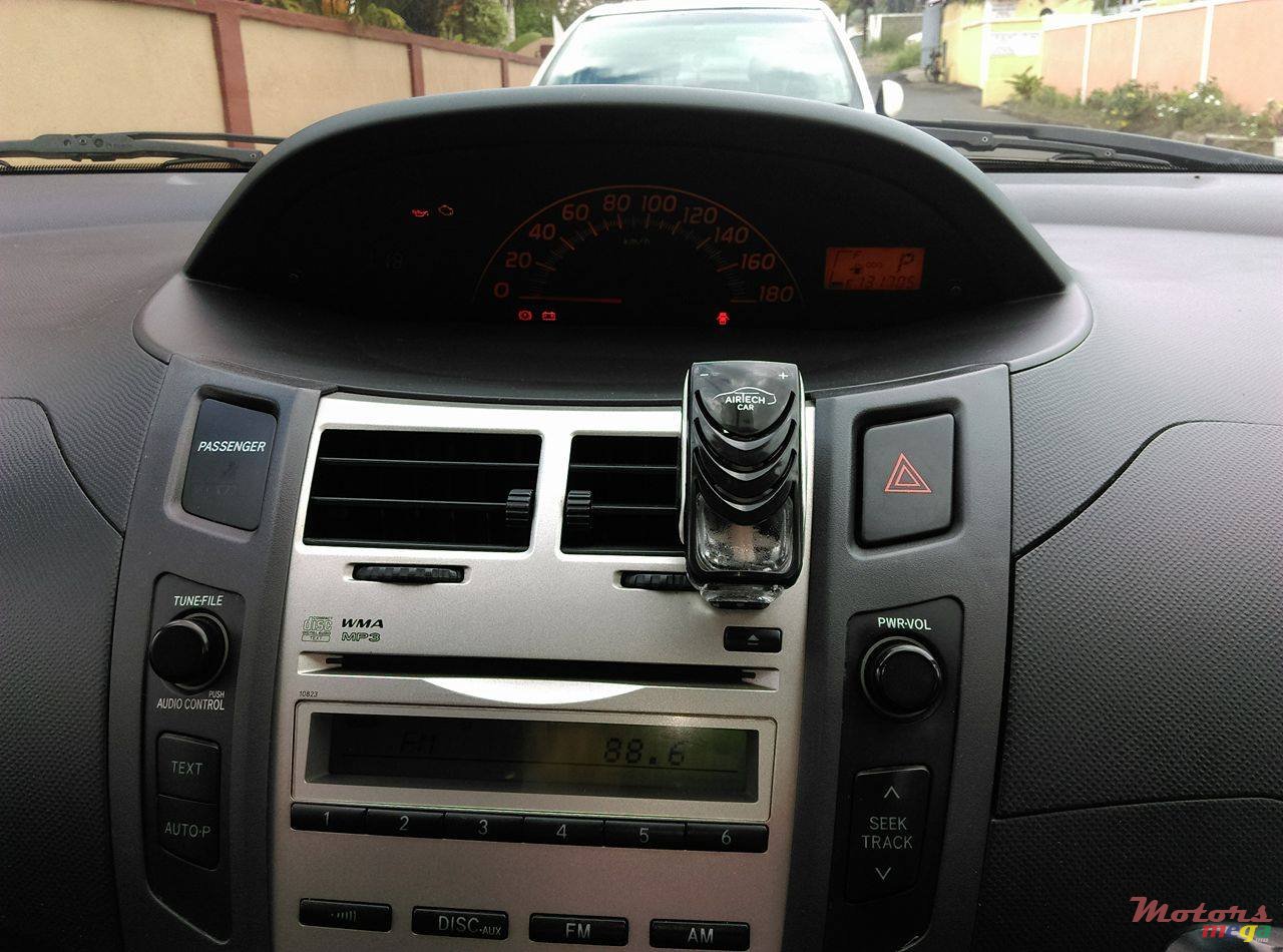 2009' Toyota Vitz photo #3