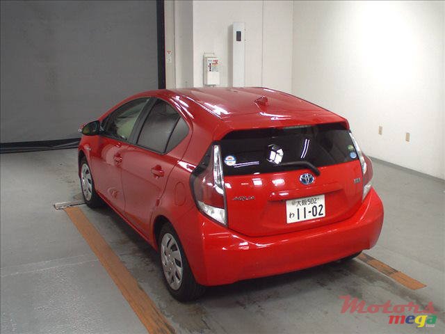 2015' Toyota Prius c photo #2