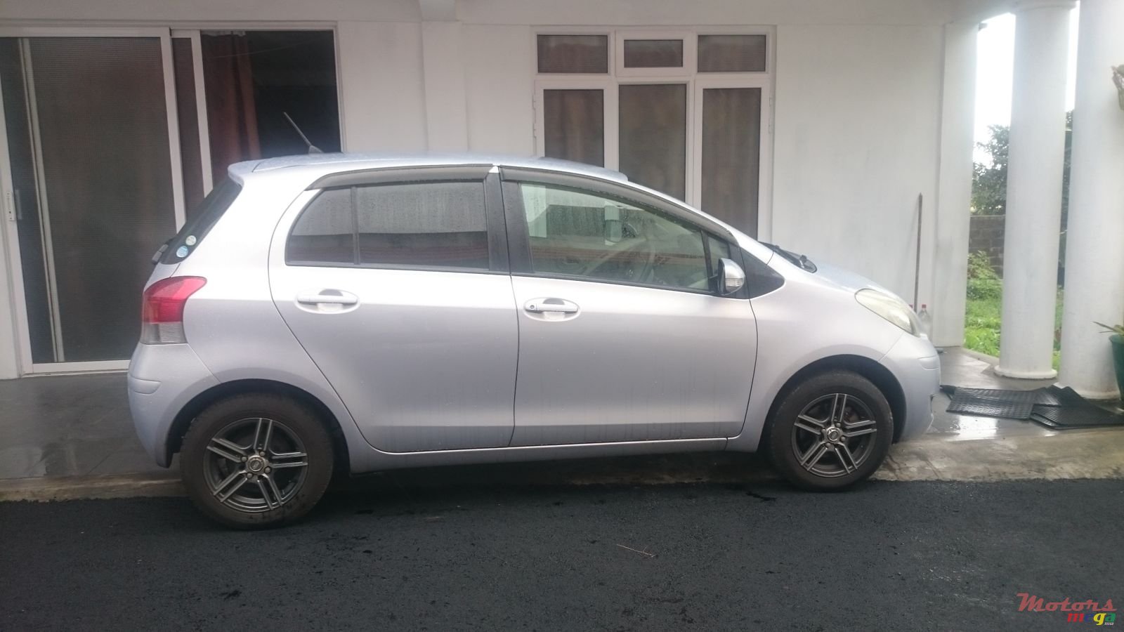 2009' Toyota Vitz photo #3