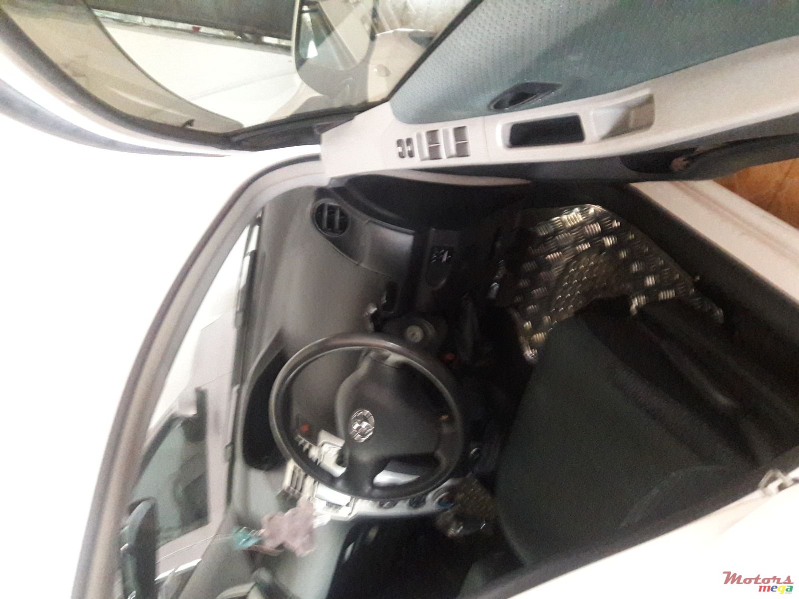 2005' Toyota Vitz photo #4