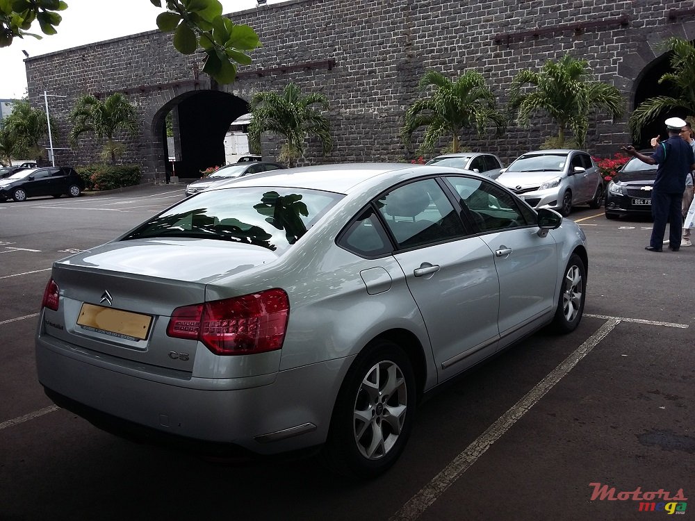 2010' Citroen C5 photo #3
