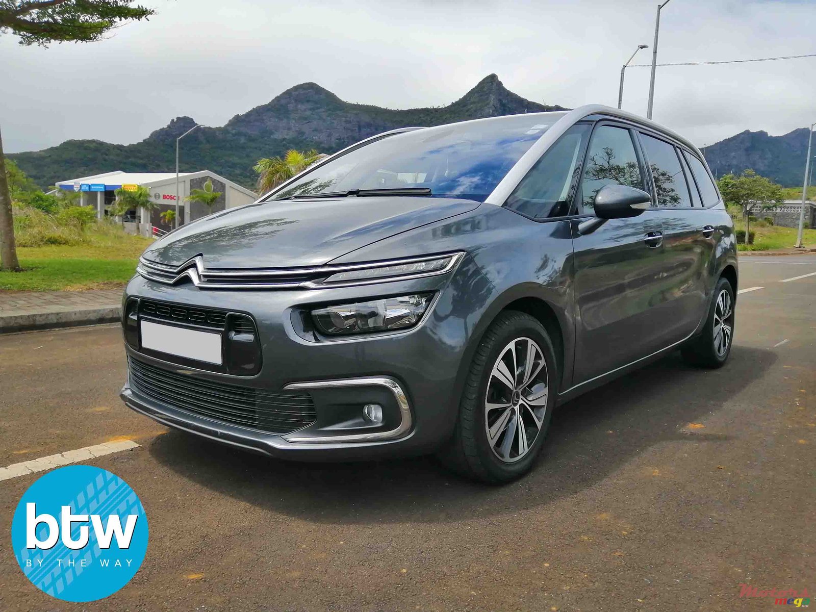 2017' Citroen C4 Picasso photo #2