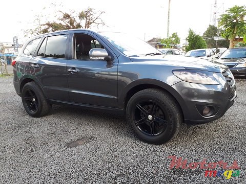 2010' Hyundai Santa Fe photo #3