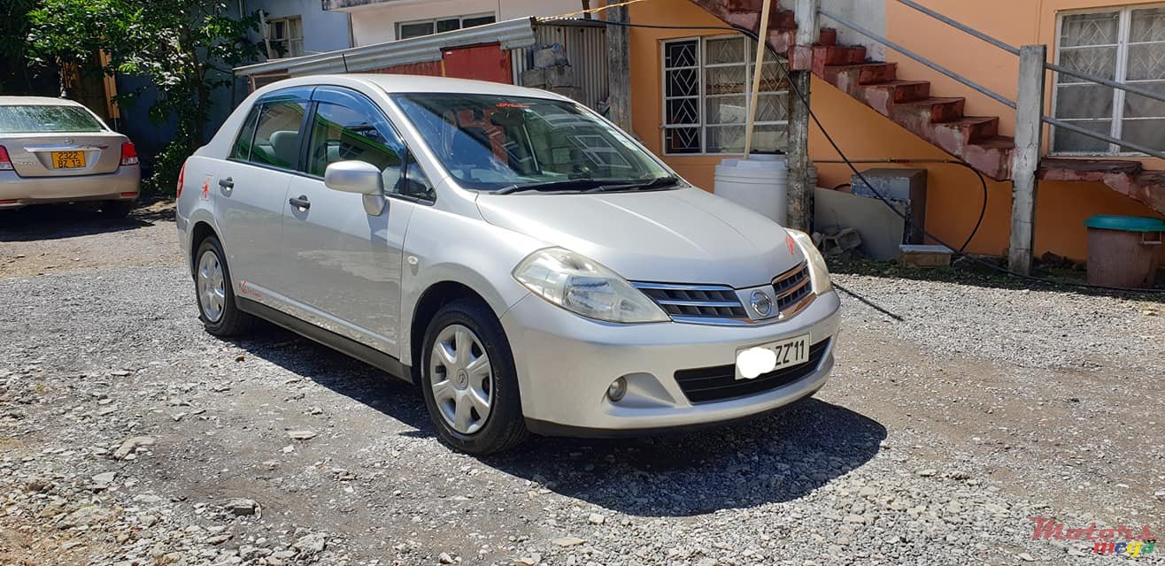 2011' Nissan Tiida photo #1
