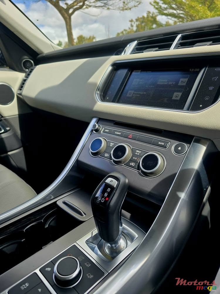 2017' Land Rover Range Rover Sport photo #7