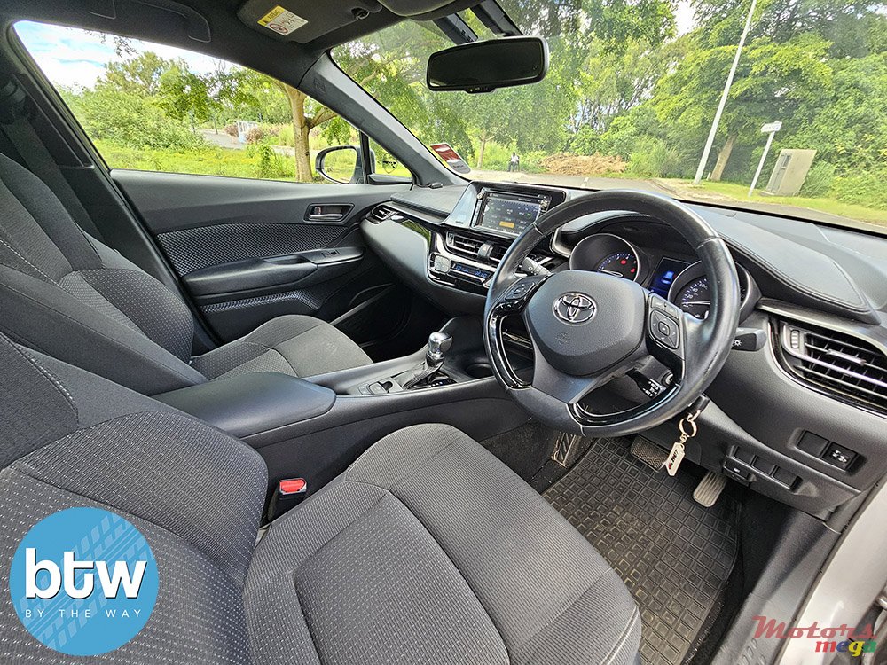 2019' Toyota CHR photo #5