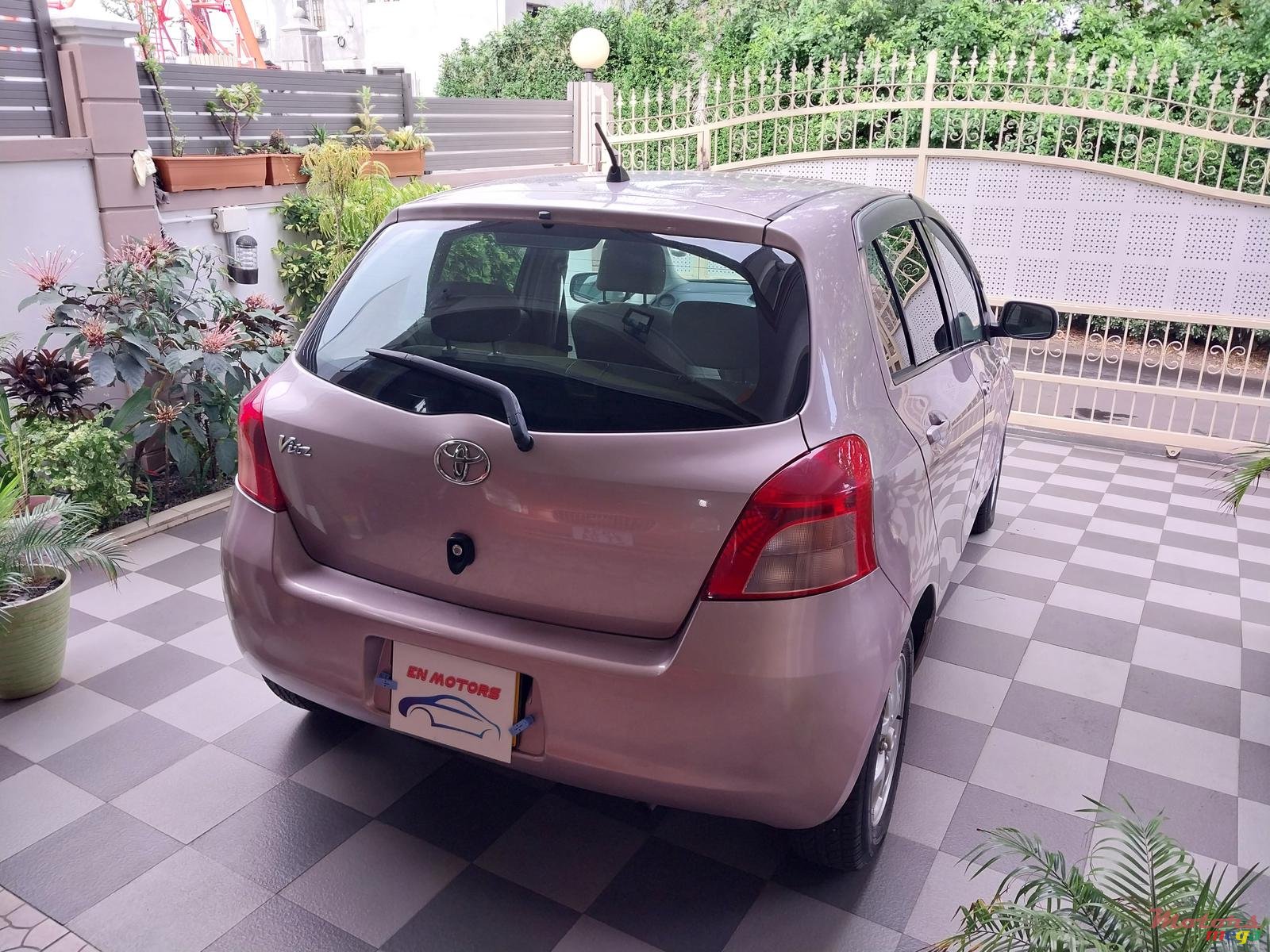 2006' Toyota Vitz photo #4