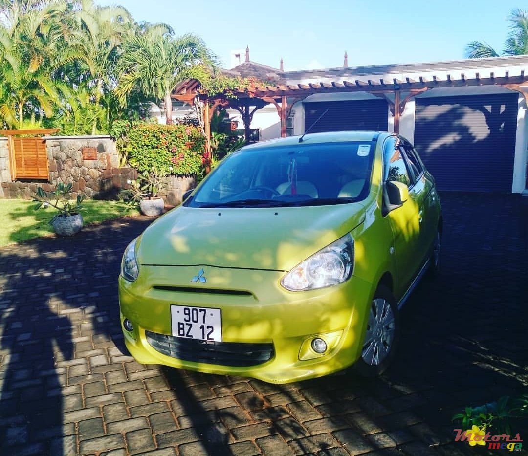 2012' Mitsubishi Mirage photo #1